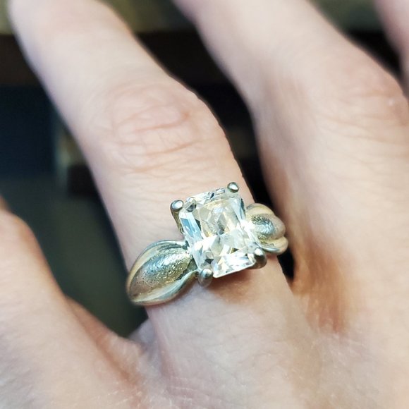 Size 8 925 Sterling Silver Cubic Zirconia Textured Sides Ring - Picture 4 of 8